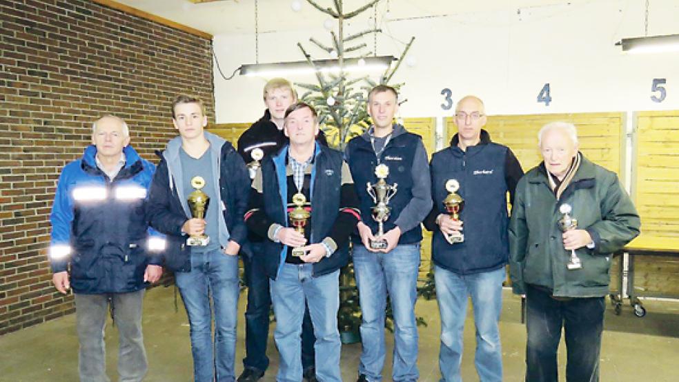 So sehen Sieger aus: (von links) Dieter Wibben, der den Pokal für seine Tochter Anke (Meisterin Klasse III) in Empfang nahm, Malte Goemann (Jugend-Vizemeister), Hauke Smit (Jugendmeister), Jan Bruns (Meister Klasse I),Thorsten Duismann (Meister Klasse IV), Eberhard Rose (Meister Klasse VII) und Rudolf Bruns (Meister Klasse II). © Foto: privat