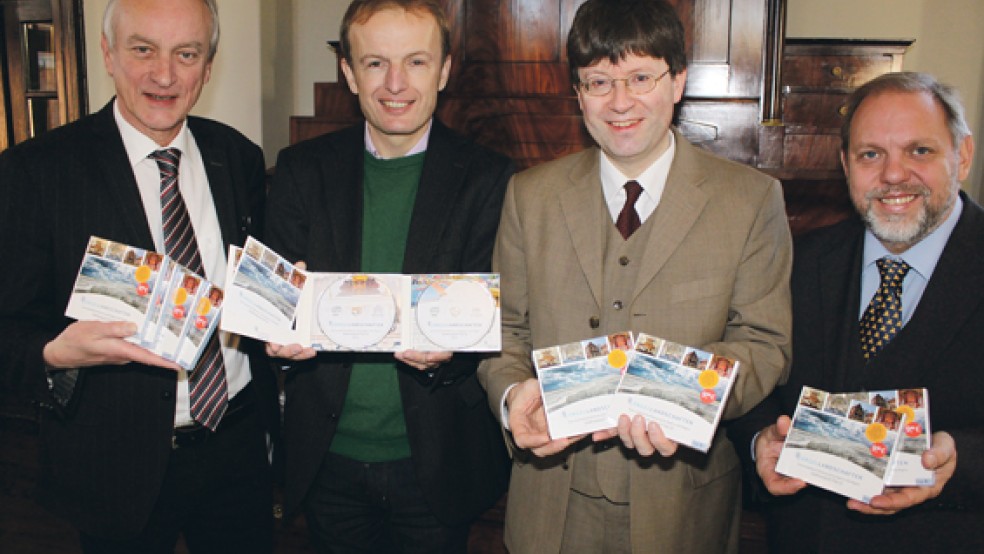 Sind zuversichtlich, dass auch ihre zweite Ostfriesland-CD wieder ein Verkaufsschlager werden wird: (von rechts): Tonmeister Hajo Wienroth und Organist Winfried Dahlke aus Weener zusammen mit Christoph Schönbeck (NOMINE) und Dr. Rolf Bärenfänger (Ostfriesische Landschaft). © Foto: Jürgens