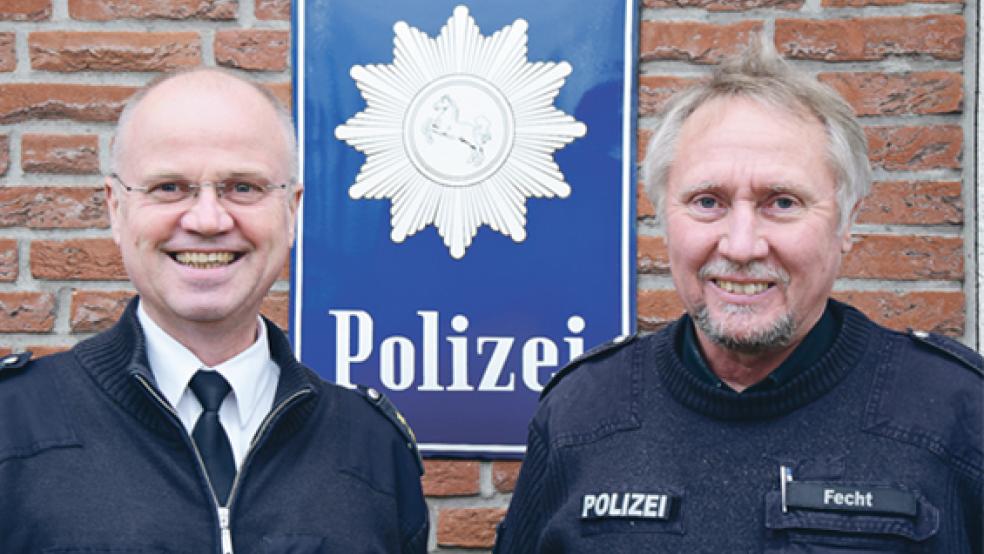 Johannes Lind (links) gemeinsam mit dem »zurückgekehrten« Schild und Garrelt Fecht, der es noch aus seiner Dienstzeit im Polizeiabschnitt Leer kennt. © Foto: Polizei