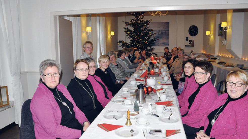 Die Seniorengruppe »Krankenhaus Rheiderland« traf sich im Hotel »Am Rathaus«. Der Gitarrenchor der reformierten Kirchengemeinde Weenermoor (im Vordergrund) gab einige Lieder zum Besten.  © Fotos: Boelmann