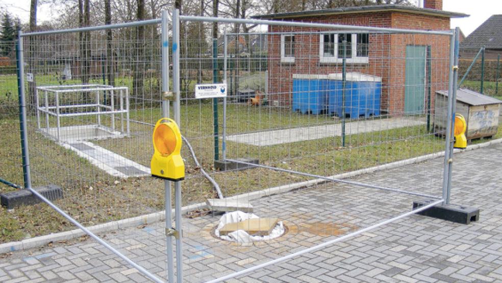 Die blauen Behälter an der Pumpstation neben dem Feuerwehrhaus in Bingum enthalten Eisensulfat, das im Kampf gegen den Gestank eingesetzt wurde. © Foto: Szyska
