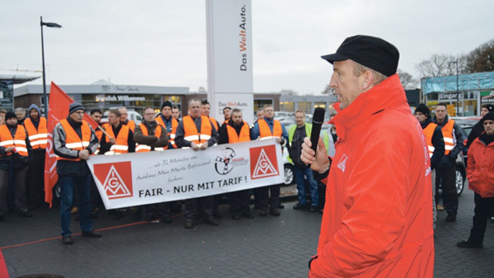 Vor dem Autohaus in Aurich demonstrierten Beschäftigte für einen Tarifvertrag. © Foto: privat