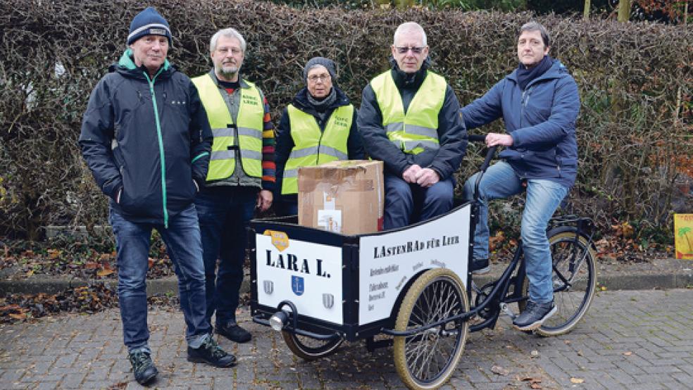 Stellen »Lara« vor: (von links) Ehler Cuno (Stadt Leer), Armin Scobel, Jutta van Wageningen, Johann van der Pütten (ADFC) und Axel Roth (Fahrradoase). © Foto: privat