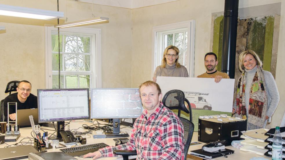 Das Team vom Monumentendienst im neuen Büro des Steinhauses: (von links) Daniel Pinkert, Kay Neuling, Projektleiterin Kerstin Stölken, Jan Lange und Pressesprecherin Bente Juhl. Voraussichtlich im März werden das Steinhaus und seine neuen Bewohner bei einem »Tag der offenen Tür« vorgestellt. © Fotos: Hanken