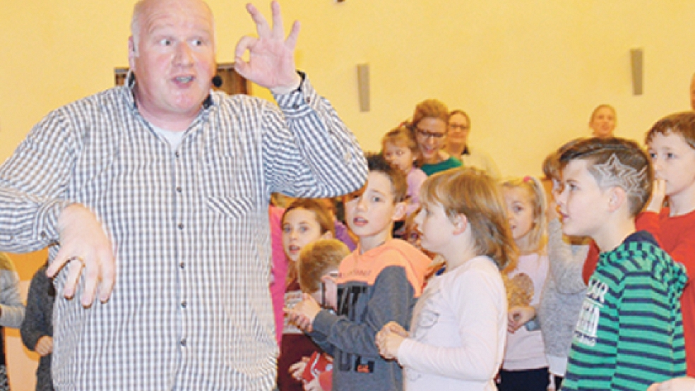 Die volle Aufmerksamkeit der Kinder war dem Liedermacher Christian Hüser in der DGA in Bunde sicher. © Foto: Himstedt