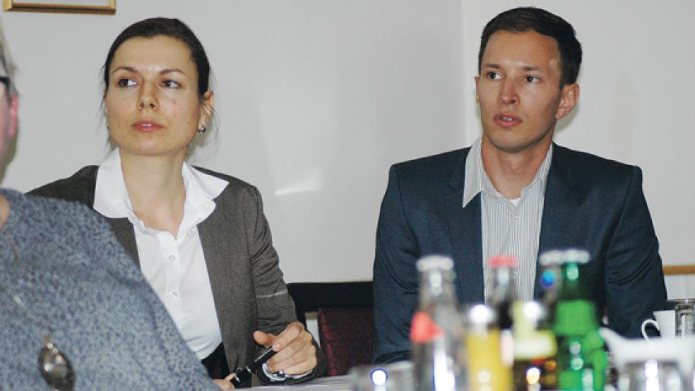 Stellten den Entwurf des Einzelhandelskonzeptes vor: Sandra Emmerling und Sascha Denneng vom Büro Lademann und Partner aus Hamburg. © Foto: Szyska