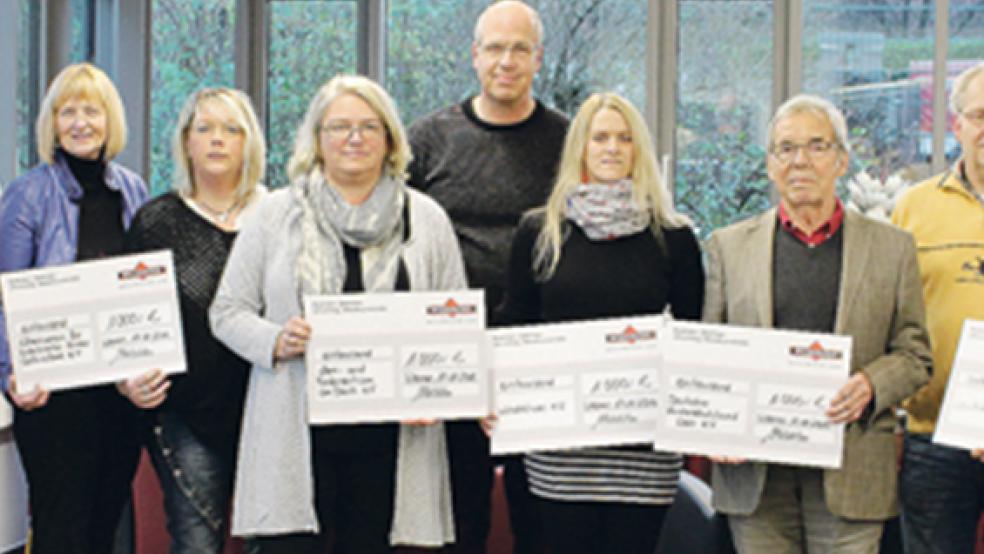 Spendenübergabe: Michael Bakker (Wildeboer), Jenny Haase (»Herzkinder OstFriesland«), Agnes Kramer (Elternverein für krebskranke Kinder), Karin Lüdemann (Elternverein für krebskranke Kinder), Claudia Kruse (Lern- und Förderzentrum am Deich), Achim Beckers (Lern- und Förderzentrum am Deich), Ines Duden (Verein »wünschdirwas«), Klaus Hinzpeter (Kreis- und Ortsverband Leer des Kinderschutzbundes), Horst Morgenstern (Leukin), Adelheit Winkler (Leukin) und Johann Stöhr (Wildeboer, von links). © Foto: privat