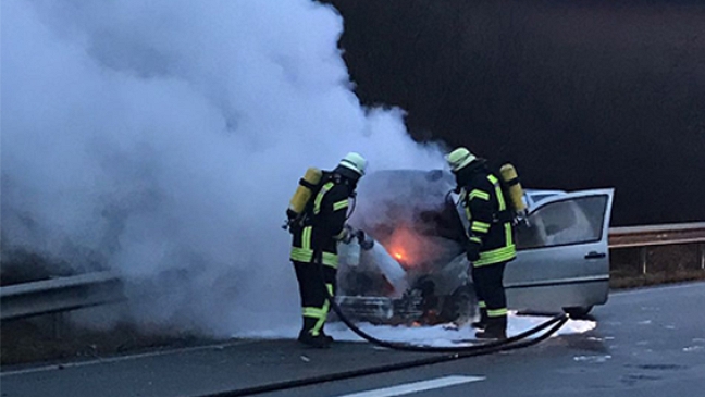 VW Polo brennt auf der Autobahn