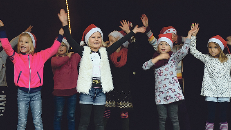 Die »Dance-Girls« der Praxis von Almuth Poppens-Oltrop brachten gleich zur Eröffnung viel Schwung und Fröhlichkeit auf den diesjährigen Bunder Weihnachtsmarkt. © Fotos: Himstedt