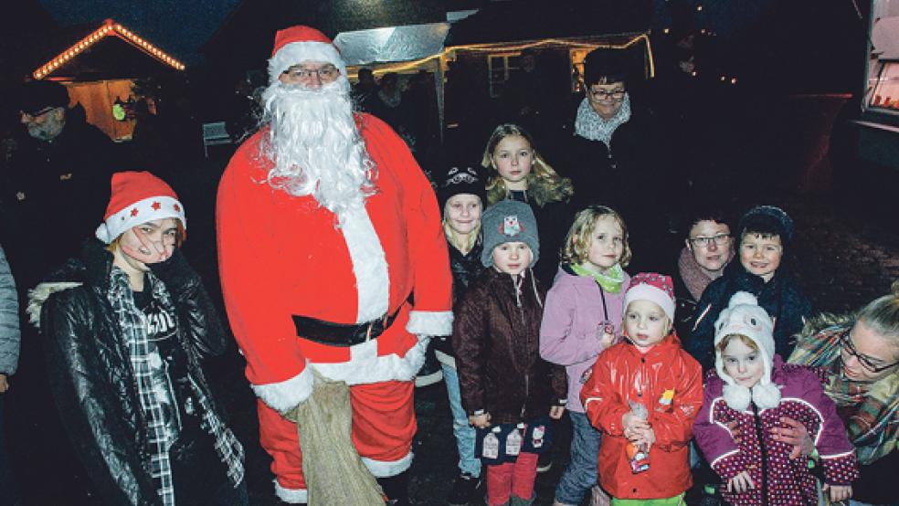 Der Weihnachtsmann kam bei Anbruch der Dunkelheit zur Wicherschen Mühle. Der vielbeschäftigte »Saisonarbeiter« mit dem Rauschebart hatte Süßigkeiten und Obst für die Kinder im Gepäck. © 