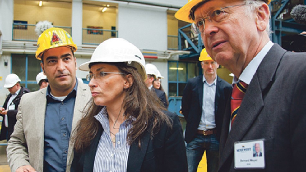 Beim Besuch auf der Meyer Werft in Papenburg im Juli 2015 war Yasmin Fahimi noch Generalsekretärin der SPD - und Ibrahim Ergin (links) war noch Betriebsratsvorsitzender des Schiffbauunternehmens, zu dessen Führungsspitze Bernard Meyer (rechts) bis heute gehört. © Foto: RZ-Archiv