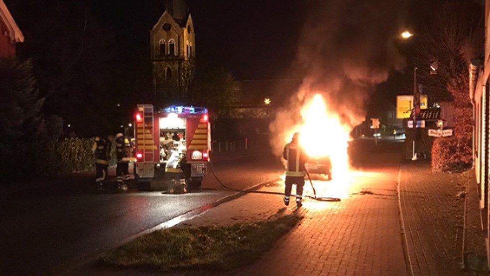 Lichterloh in Flammen stand am Montagmorgen ein VW Polo in Neermoor. © Foto: Feuerwehr