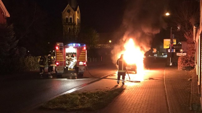 VW Polo steht  in Flammen