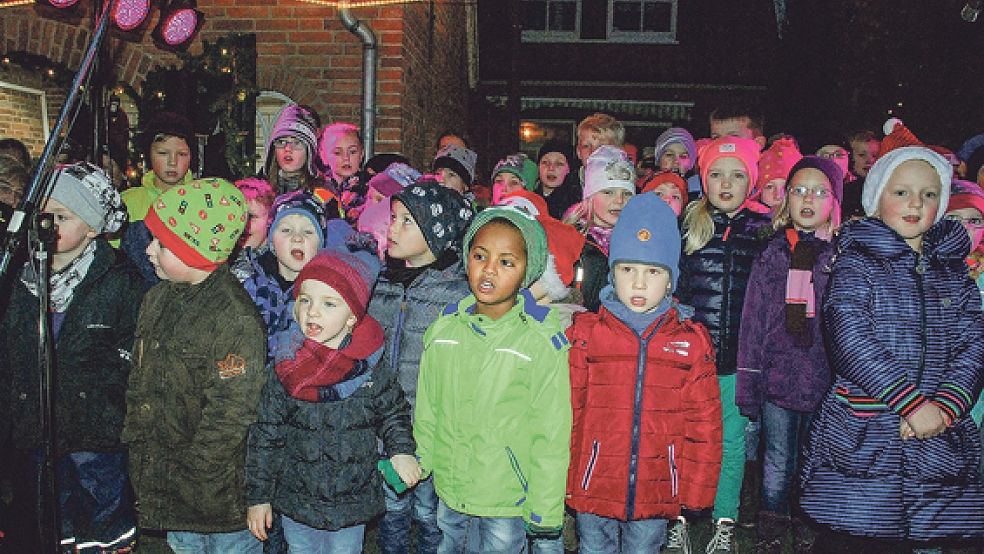 Mit Weihnachtsliedern und Gedichten beteiligten sich die Kinder aus dem Kindergarten und der Grundschule am Weihnachtsmarkt in Ditzum.  © Fotos: Kuper