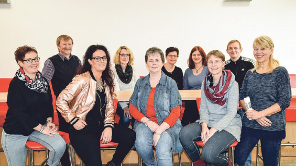 Stella-Maris Burtscher, Jutta Hilfers und Birgitt Boekhoff (vordere Reihe Mitte von links) übergaben gestern zur Freude des Vereins »Cafeteria« (von links) Stefanie de Vries-Stock, Klaus Brinkmann, Anne Jans, Martina Groen (Mitarbeiterin), Bianca Schröter (Konrektorin Oberschule), Marcel-André von Garrel und Angelika Zobjack (Mitarbeiterin) die Spende.  ©  Foto: Himstedt