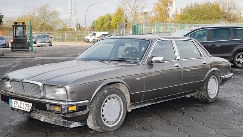 Der grauen Jaguar XJ40 der vermissten Galeristin Gerda Basse wurde am 26. Oktober gegen 13.30 Uhr auf dem Gelände der Aral-Tankstelle am Prinzessinweg (Westkreuz) in Oldenburg gesehen. © Foto: Polizei