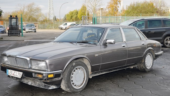 Basses Auto an Tankstelle in Oldenburg