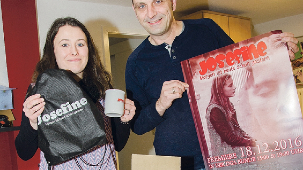 Kartonweise Filmsouvenirs mit dem »Josefine«-Logo stapeln sich im Jugendbüro. Alina Egger und Werner Hoffmann präsentieren das Merchandise zum neuen Streifen. © Foto: Hanken