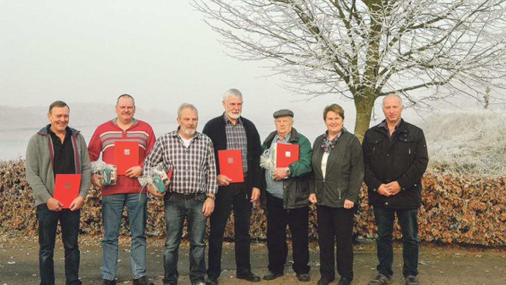 Die Geehrten: (von links) Dirk Lüdemann, Joachim Pauk, Peter Brink, Georg Huisinga und Johann Vry, die SPD-Bezirksvorsitzende Johanne Modder und Helmut Rose. © Foto: privat