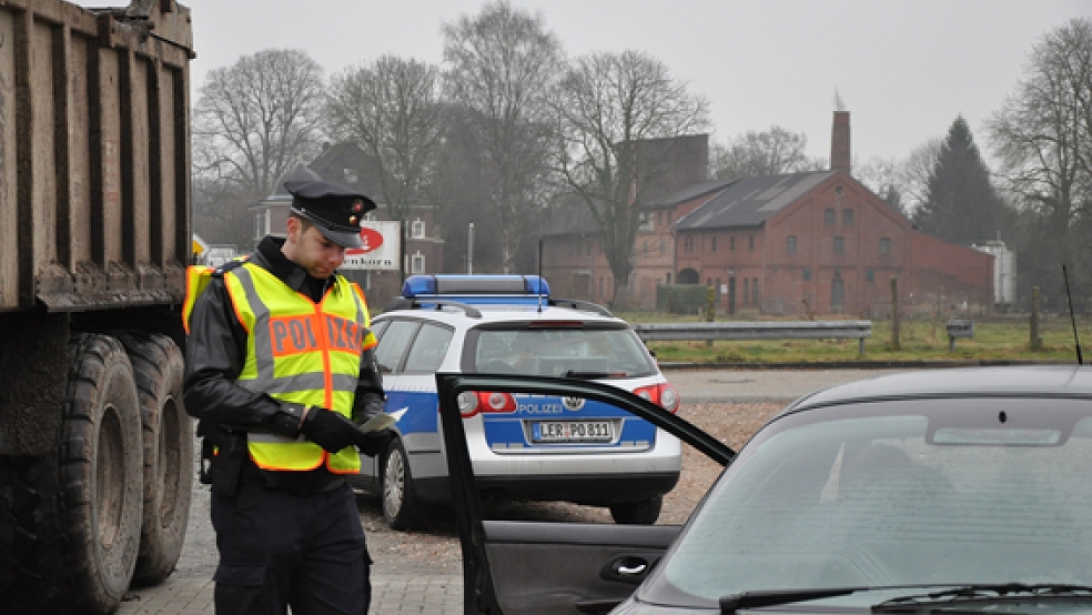 In Weener hat die Polizei am Dienstag Verkehrskontrollen an zwei Standorten durchgeführt.  © Foto: Boelmann