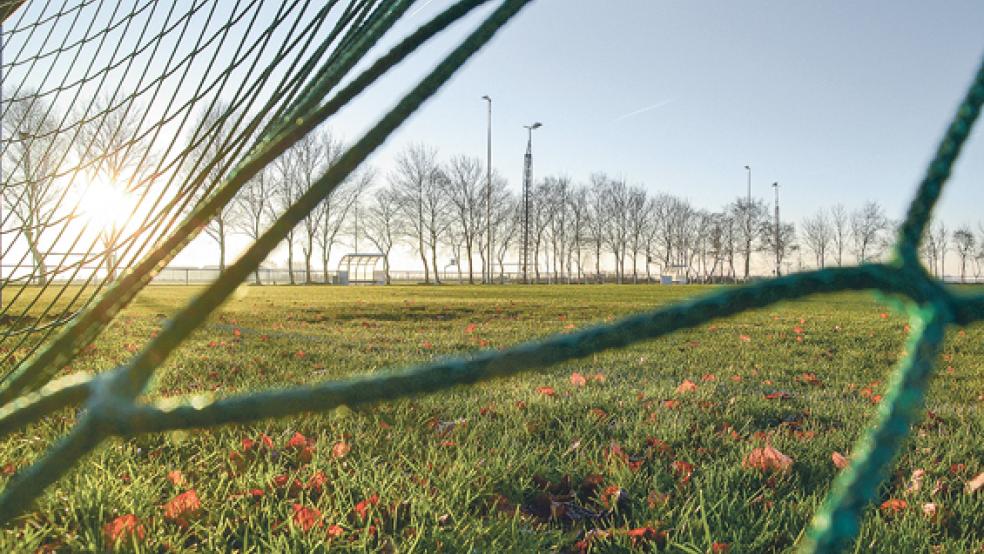 Derzeit rollt der Ball nicht auf dem Sportplatz des MTV Ditzum: Es ist Winterpause. Damit künftig wieder viel Betrieb auf dem Rasen herrscht, braucht der Verein dringend Nachwuchs.  © Foto: Tirrel