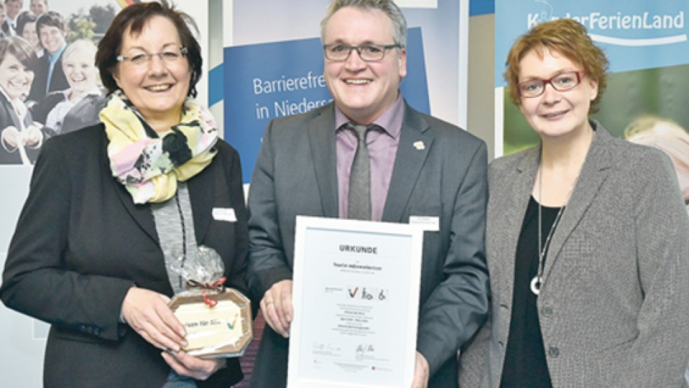 Die Urkunde für die Tourist-Information Leer (von links) bekamen Liane Kramer und Kurt Radtke von Wirtschaftsstaatssekretärin Daniela Behrens überreicht. © Foto: Scheffen