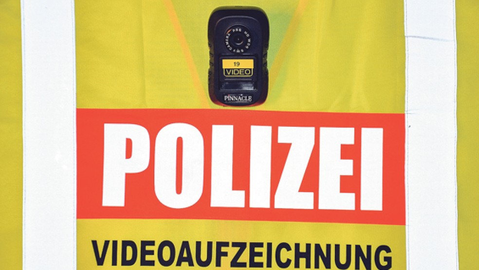 Die mit den Körper-Kameras ausgestatteten Polizisten tragen eine gelbe Weste mit der Aufschrift »Videoaufzeichnung«. © Foto: Polizei