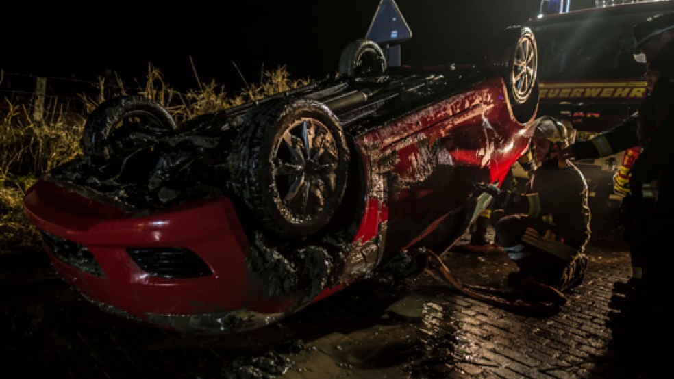 Die Feuerwehr holte das Auto aus der Ems. Nur noch das Dach des Fahrzeugs hatte aus dem Wasser geragt. © Foto: Klemmer