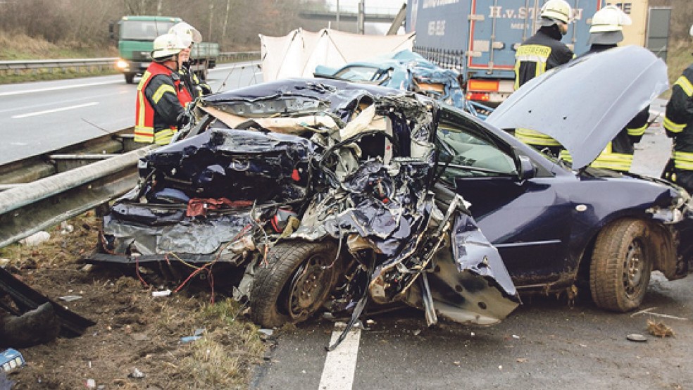 Die Autobahn 31 bei Neermoor glich heute Morgen einem Trümmerfeld. © Foto: Janßen (Feuerwehr)