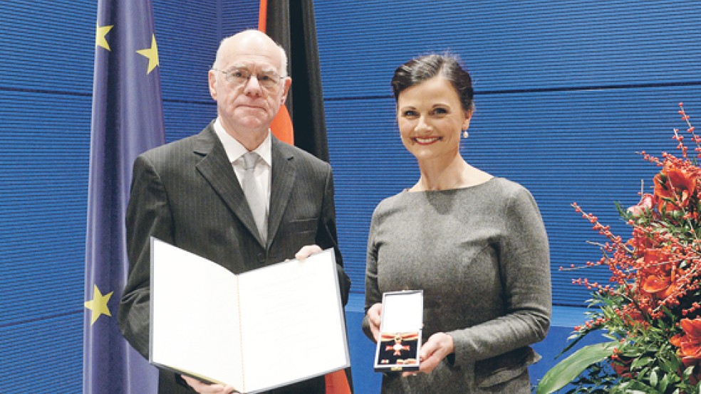 Bundestagspräsident Norbert Lammert verlieh das Bundesverdienstkreuz an Gitta Connemann. © Foto: privat