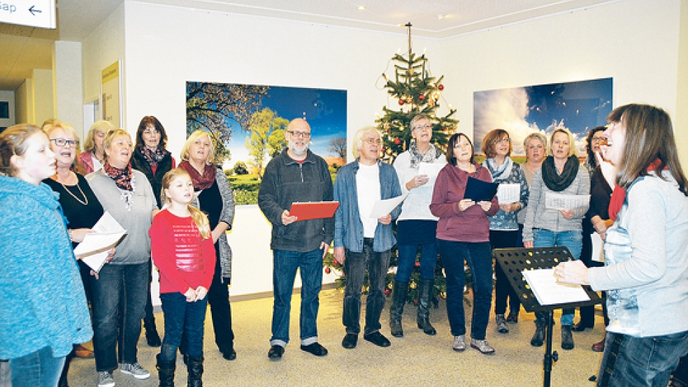  Von »Angels«, Bethlehem und der Weihnachtsbotschaft sang der Jugendchor Stapelmoor unter der Leitung von Marianne Gerke.  © Fotos: Himstedt