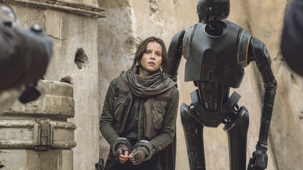 Wertvolle Verbündete: Jyn Erso (Felicity Jones) und der Droide K-2SO (Alan Tudyk). © Foto: Lucasfilm/Jonathan Olley