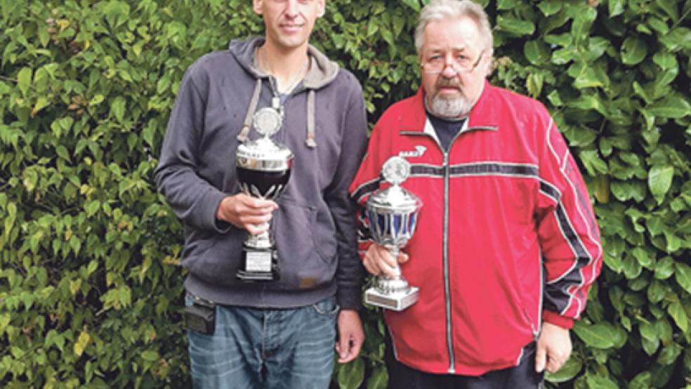 Sicherten sich die Wanderpokale bei den Meisterschaften der Teutonia-Boßler: Thorsten Duismann (links) und Egge Mansholt. © Foto: privat