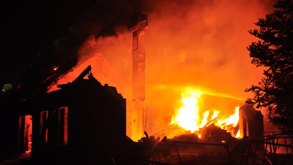 Ein Feuer wütete am Freitagmorgen in einem Haus in Boekzetelerfehn. Die Polizei sucht jetzt nach der Brandursache.? © Foto: Wolters