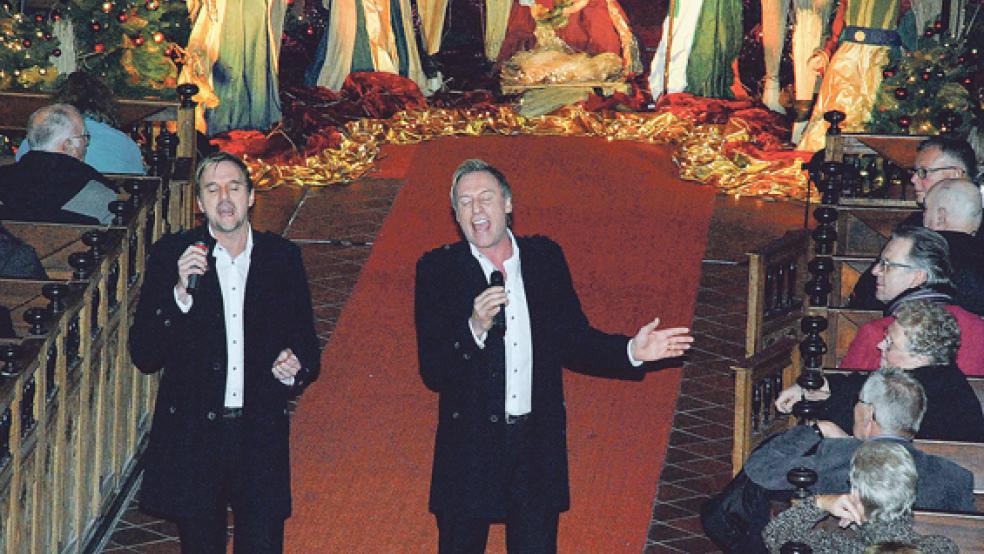 Hingebungsvoll und weihnachtlich: Das Duo »Feller & Feller« aus Moordorf gab ein Weihnachtskonzert in der reformierten Kirche in Bunde. . © Foto: Kuper