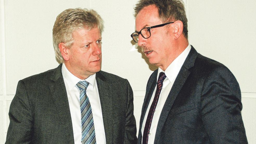 SPD-Fraktionschef Helmut Geuken (rechts), hier im Gespräch mit Bürgermeister Ludwig Sonnenberg, verspricht sich einiges von der Neuregelung der Einwohnerfragestunden. © Foto: Hoegen