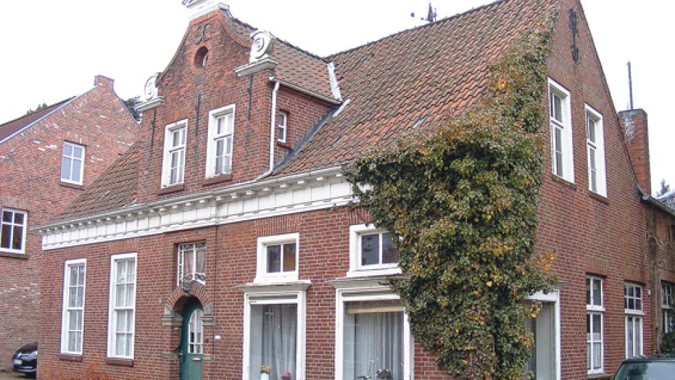 Baujahr 1702: Das denkmalgeschützte »Haus Hülsebus« in der Norderstraße 61 in Weener soll im April die neue Heimat des »Treffpunkt Anleger«, des Familienstützpunktes und der Flüchtlingssozialarbeit des Deutschen Roten Kreuzes werden. © Foto: Szyska