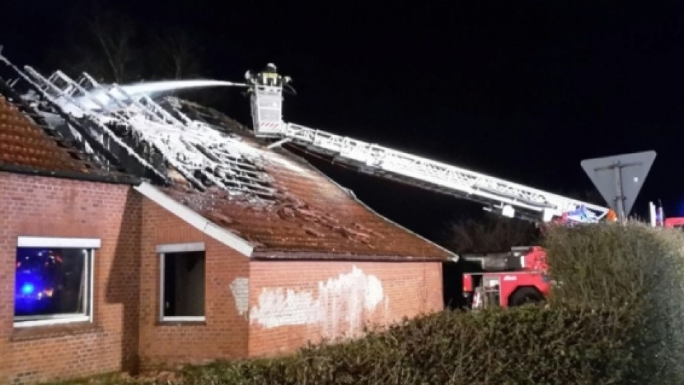 Ein leerstehendes Haus ist in Klostermoor in Brand geraten.  © feuerwehr