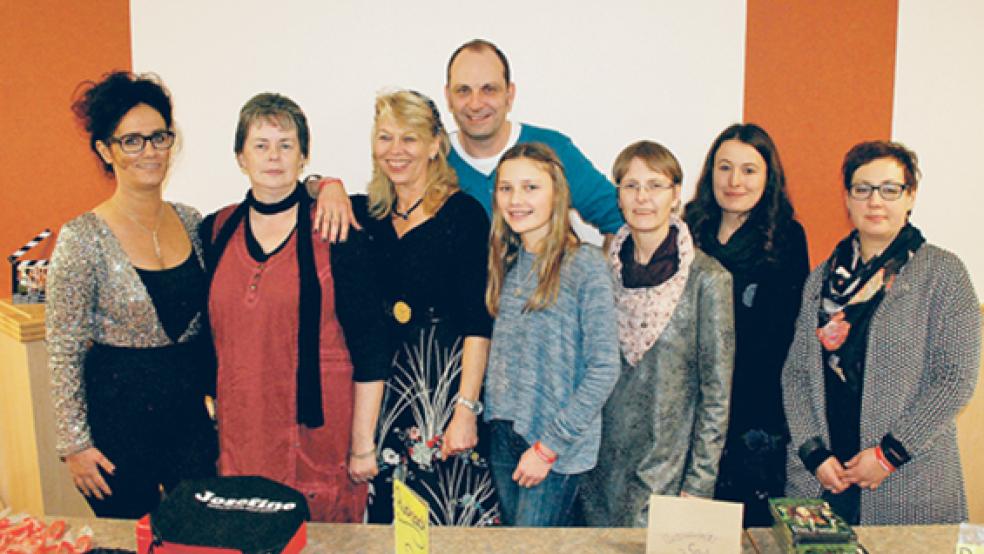 Das Filmteam freut sich mit Hauptdarstellerin Yneke Bakker (Mitte) aus Amdorf bei Leer über die Premiere und die vielen Besucher: (von links) Stella-Maris Burtscher, Jutta Hilfers, Angelika Zobjack, Werner Hoffmann, Birgitt Boekhoff, Alina Egger und Stefanie de Vries-Stock.  © Fotos: Kuper