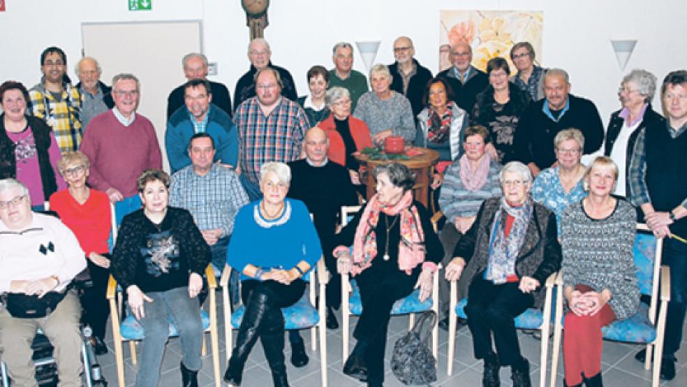 Das Gruppenbild zeigt die Teilnehmer anlässlich der Weihnachtsfeier mit Andreas Cramer (rechts) und der Gleichstellungsbeauftragten Angelika Janßen-Harms (rechts sitzend). © Foto: privat