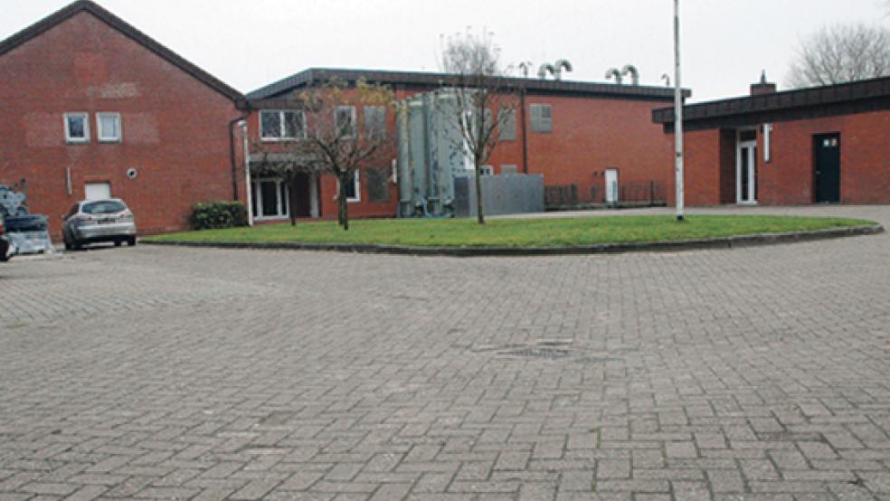 Im Innenhof des Wasserwerks stehen seit April 2015 zwei mobile Aktivkohlefilter (Bildmitte). Auf der Grünfläche wird 2017 eine Halle mit einer stationären Anlage gebaut. © Foto: Szyska