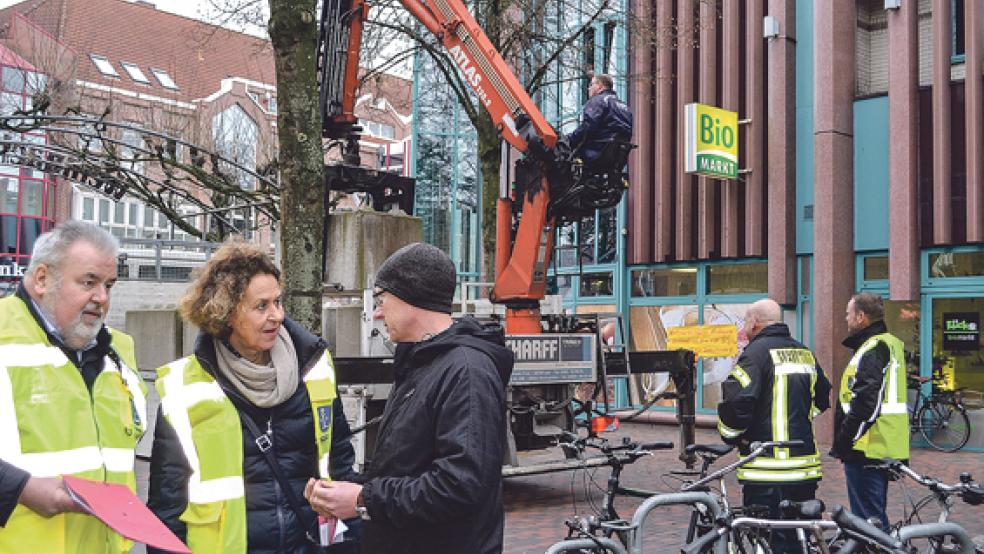 Mit Beton-Barrikaden, die je einen Kubikmeter groß und zwei Zentner schwer sind, wurden in Leer die Zufahrten zum Weihnachtsmarkt gesichert. Vorne links: Gerhard Krone (Fachdienst Sicherheit und Ordnung), Bürgermeisterin Beatrix Kuhl und Ede Claasen (Polizeiinspektion Leer-Emden).  © Foto: privat
