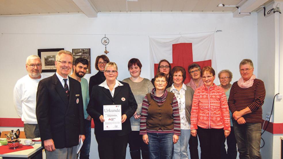 Dr. Dieter Babbel (zweiter von links) und DRK-Geschäftsführerin Tanja Schäfers (vierte von links) ehrten die ehrenamtlichen Flüchtlingshelfer. Dritter von links Kawa Hatschii, Sozialarbeiter beim DRK und zuständig für Flüchtingsbetreuung. © Foto: Hoegen