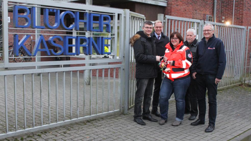 Offizielle Schlüsselübergabe nach Schließung der Notunterkunft durch Antje Heilmann und Hans-H. Hunfeld von den Johannitern an Ingo Stoffregen von ZH-Security. Im Hintergrund der Vertrauensbeamte der Polizeiinspektion Aurich/Wittmund Werner Schmalbach.  © Foto: Jürgens