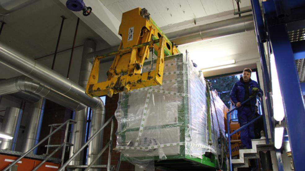 Das gut vier Tonnen schwere Kraftwerk wurde mit einem Kran an seine Position in die Heizungszentrale gebracht. Dabei war Millimeterarbeit gefragt. © Foto: privat