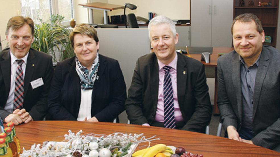 »Borro«-Geschäftsführer Dieter Brünink (links) und der Technische Leiter Tobias Fiedelak (rechts) stellten der SPD-Landtagsfraktionsvorsitzenden Johanne Modder und Landrat Matthias Groote die Planungen vor. © Foto: Borromäus-Hospital Leer