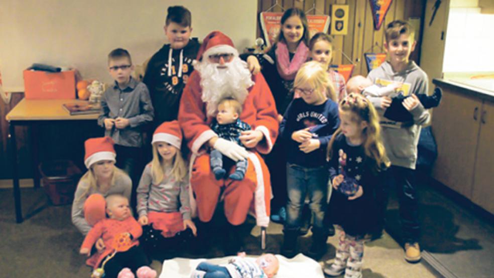 Der Weihnachtsmann brachte kleine Geschenke mit. © Foto: privat