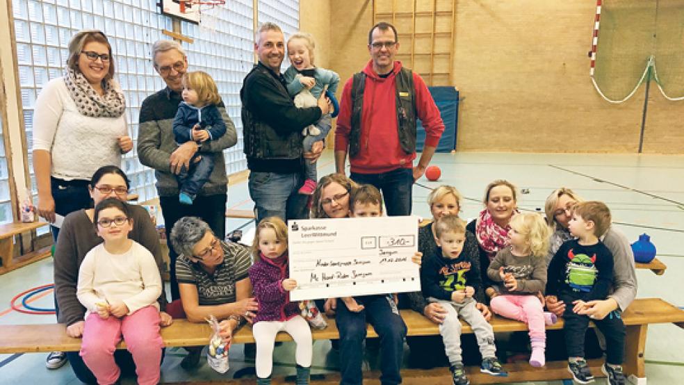Eine Spende in Höhe von 310 Euro überreichten Friedrich Janssen und Marco Knevel vom Motorradclub »Hard Rider« an die Kinderturngruppe des SV Ems Jemgum. © Foto: privat