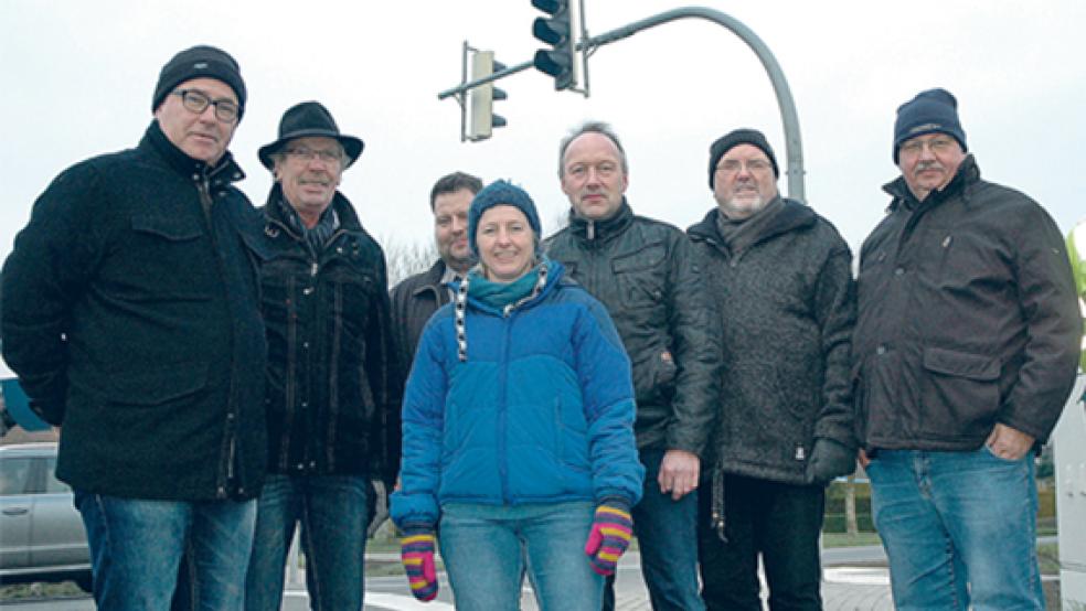 Ampel-Einweihung: Bürgermeister Hans-Peter Heikens, Ento Wübbena (CDU), Fachbereichsleiter Rainer Smidt, Carola Bergmans (»Jemgum 21«), Karl-Heinz Friedrichs vom Bauamt, Ortsvorsteher Jan Spin (SPD) und Günter Harms (SPD). © Foto: Szyska