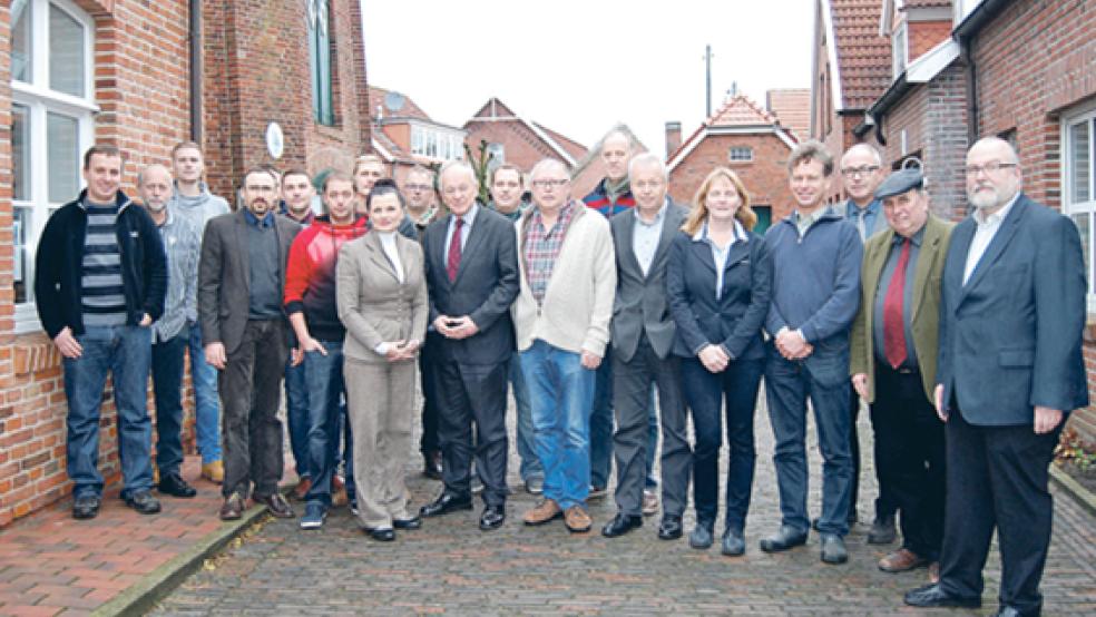 »Fischerei-Gipfel« in Ditzum: Gitta Connemann (Fünfte von links) und Dr. Hermann-Onko Aeikens (neben ihr) erörterten gestern mit Berufsfischern aus Ditzum, Greetsiel und Neuharlingersiel die aktuellen Probleme des Berufsstandes. © Foto: Hoegen